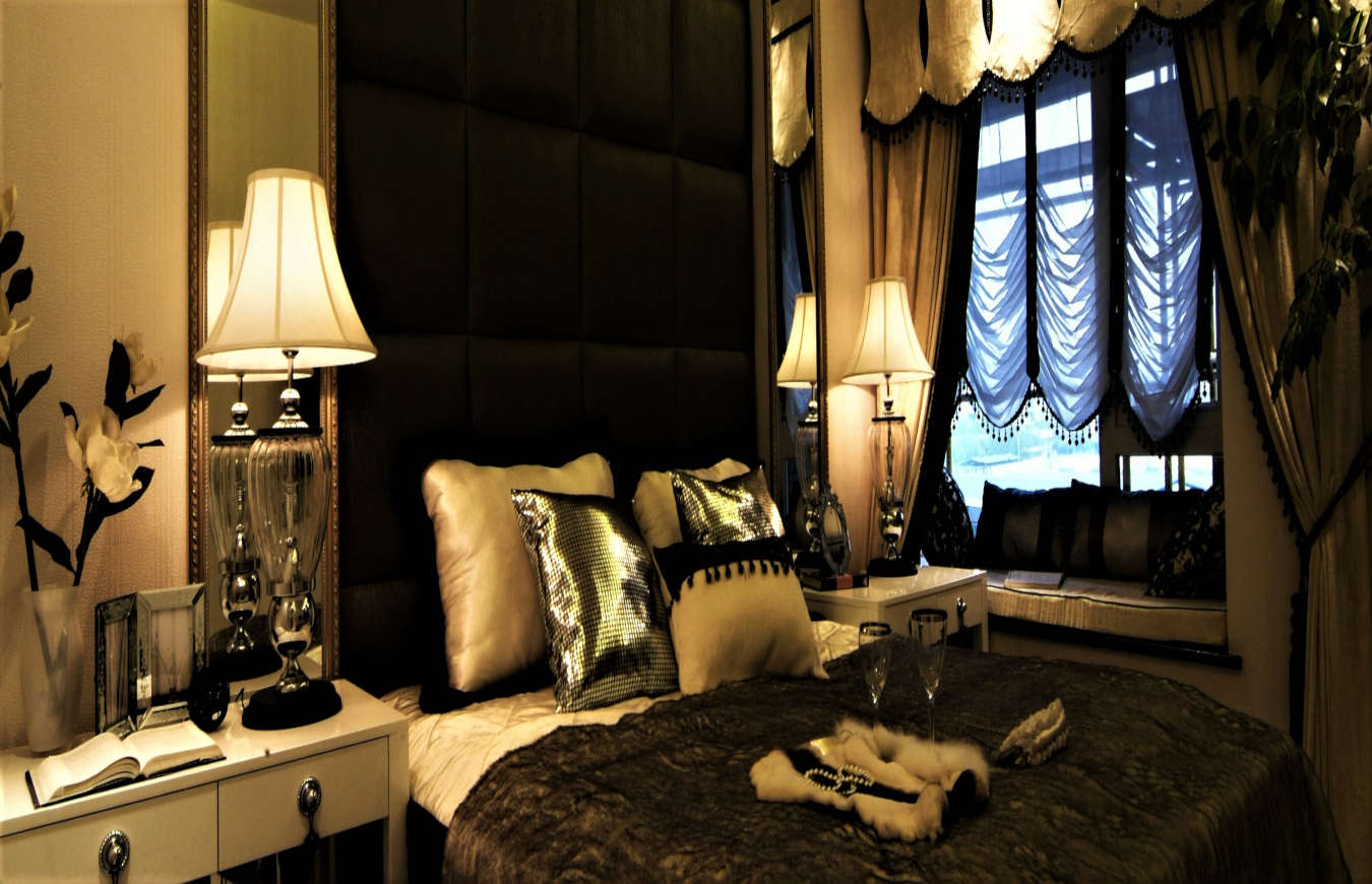 Table lamp and side table in a bedroom decor.