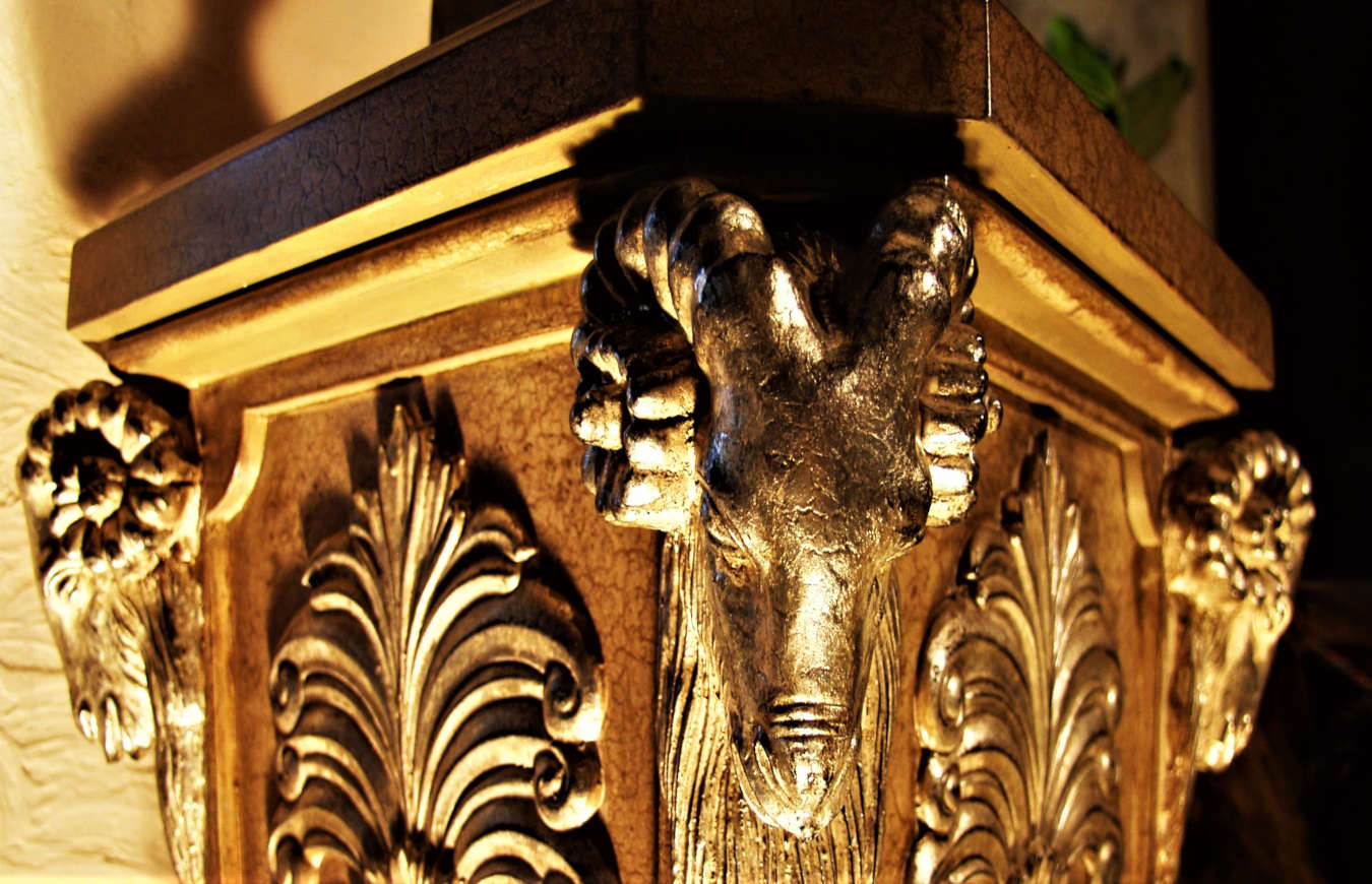 Sculptures and figurine decor objects in a living room decor.